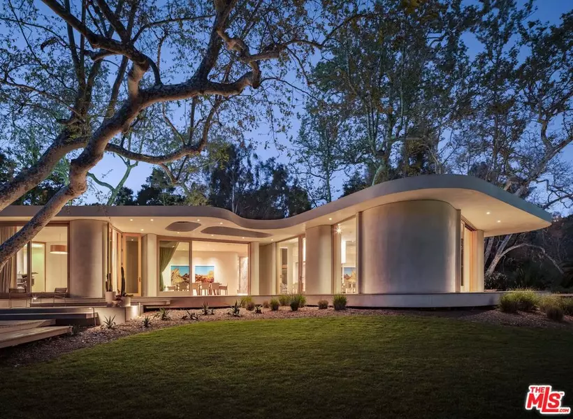 800 Brooktree RD, Pacific Palisades, CA 90272