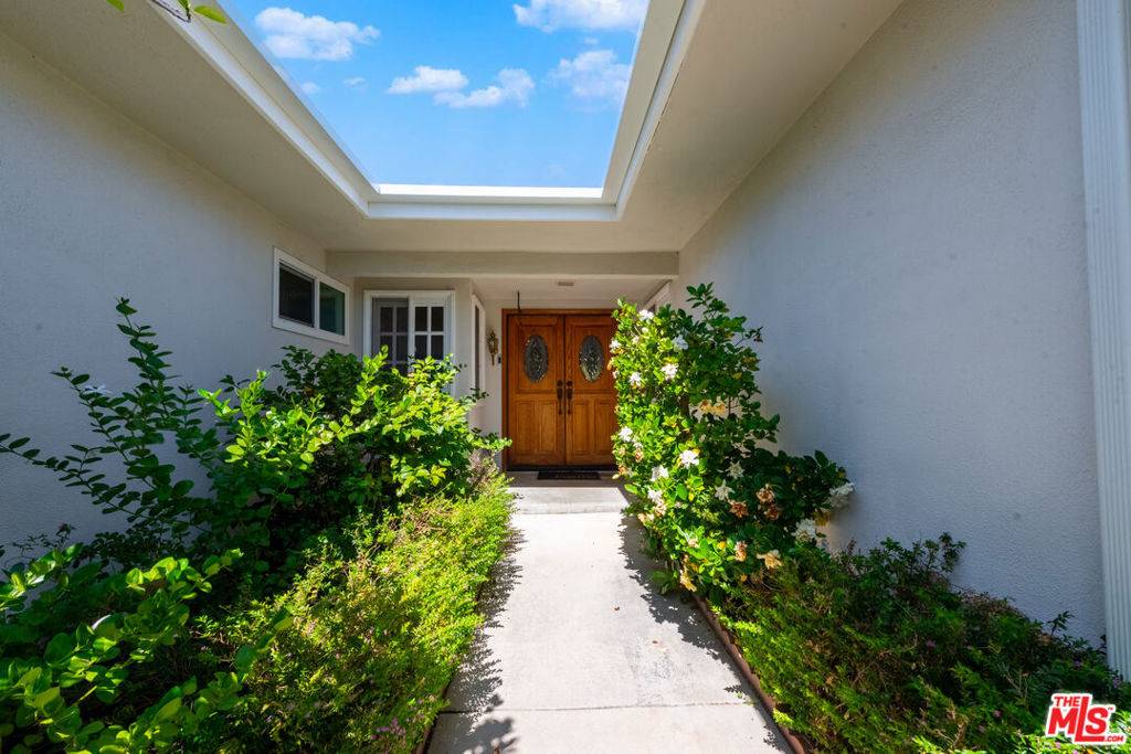 Woodland Hills, CA 91367,6065 Maury AVE