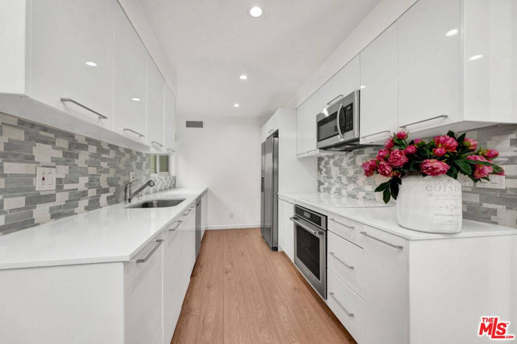 Calabasas, CA 91302,4720 Park Granada #209