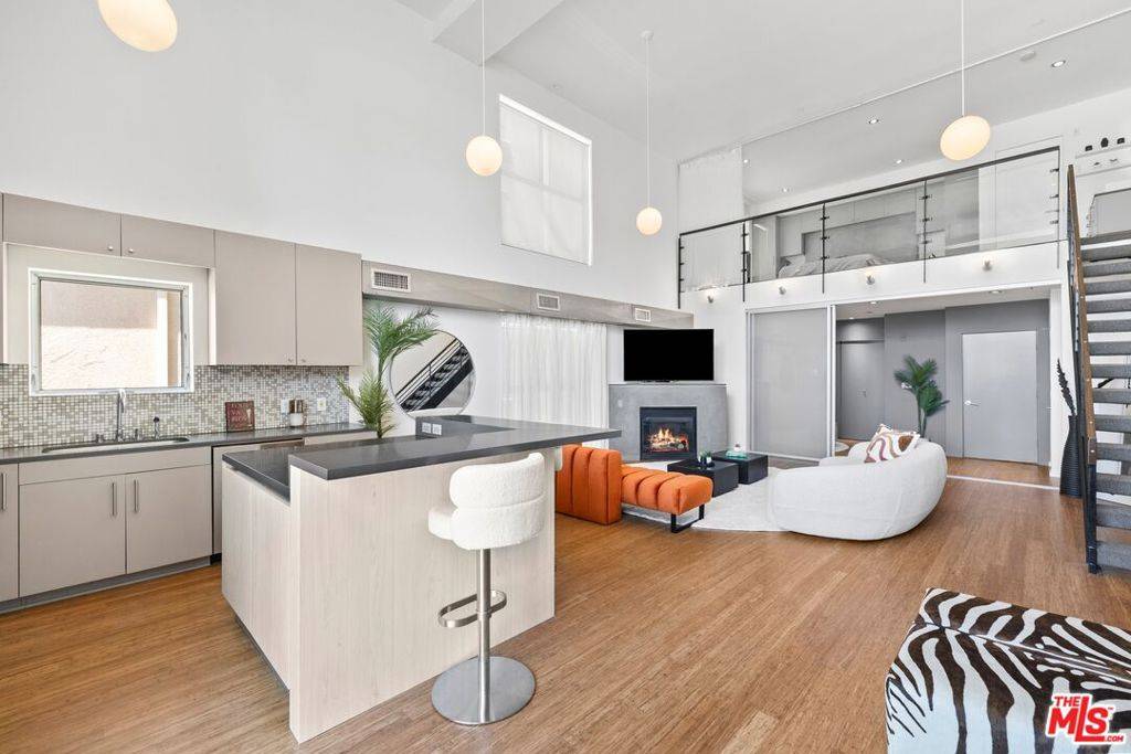 7062 Hawthorn AVE #203, Los Angeles, CA 90028