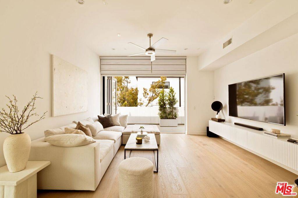 Los Angeles, CA 90029,859 Hyperion AVE