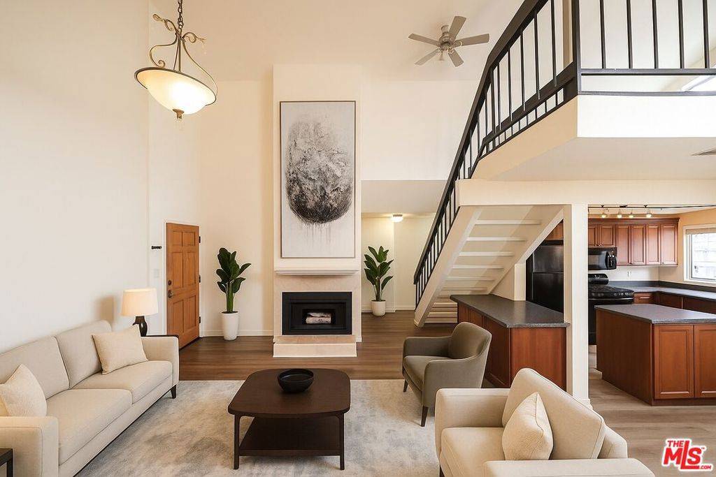 18433 Hatteras ST #507, Tarzana, CA 91356