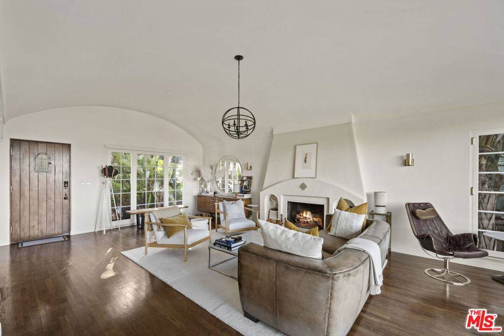 Los Angeles, CA 90068,2643 Hollyridge DR
