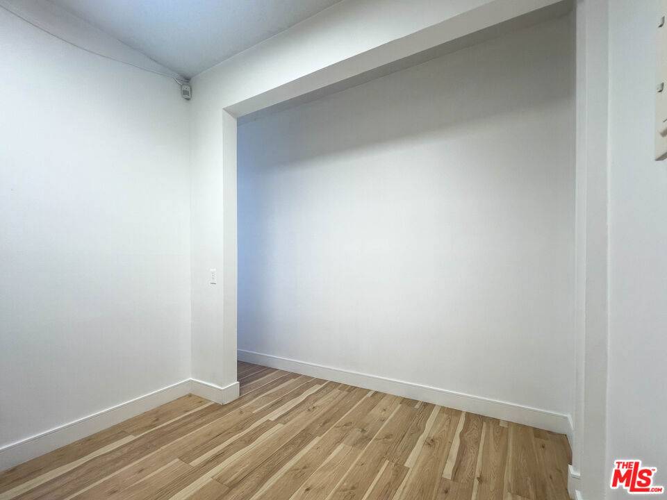 Los Angeles, CA 90027,5106 Hollywood BLVD #103