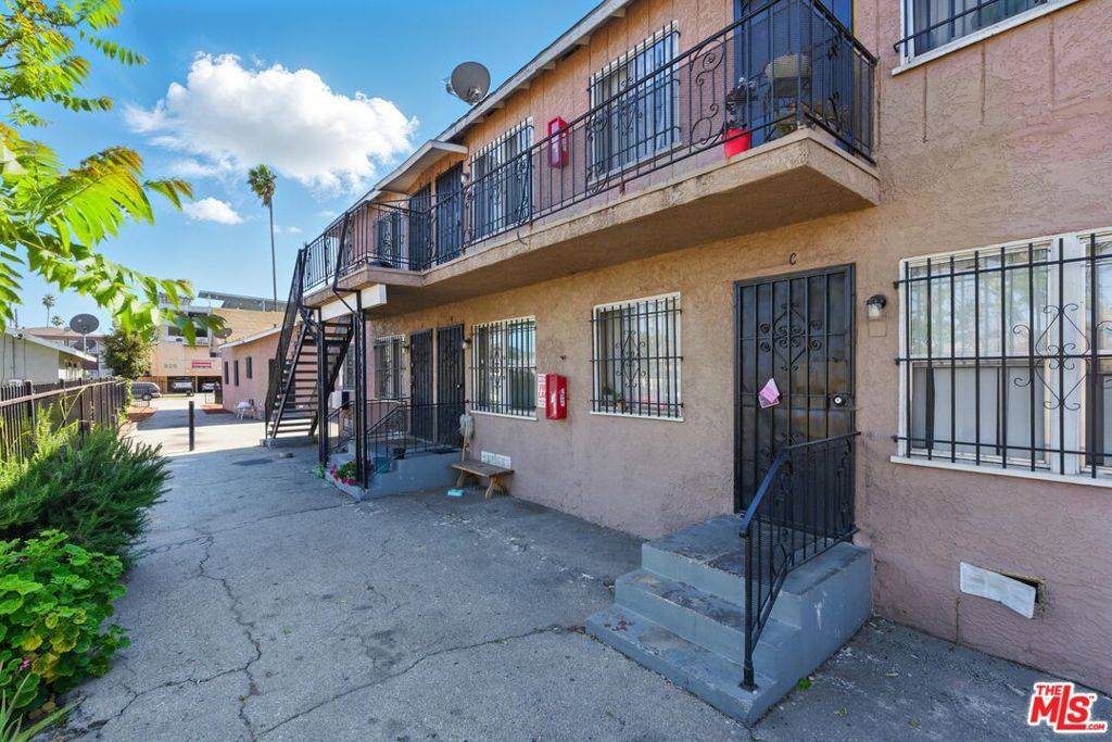 Los Angeles, CA 90044,925 W 84th ST