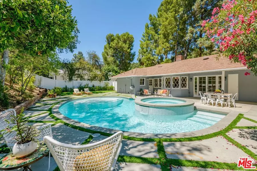 3856 Hayvenhurst AVE, Encino, CA 91436