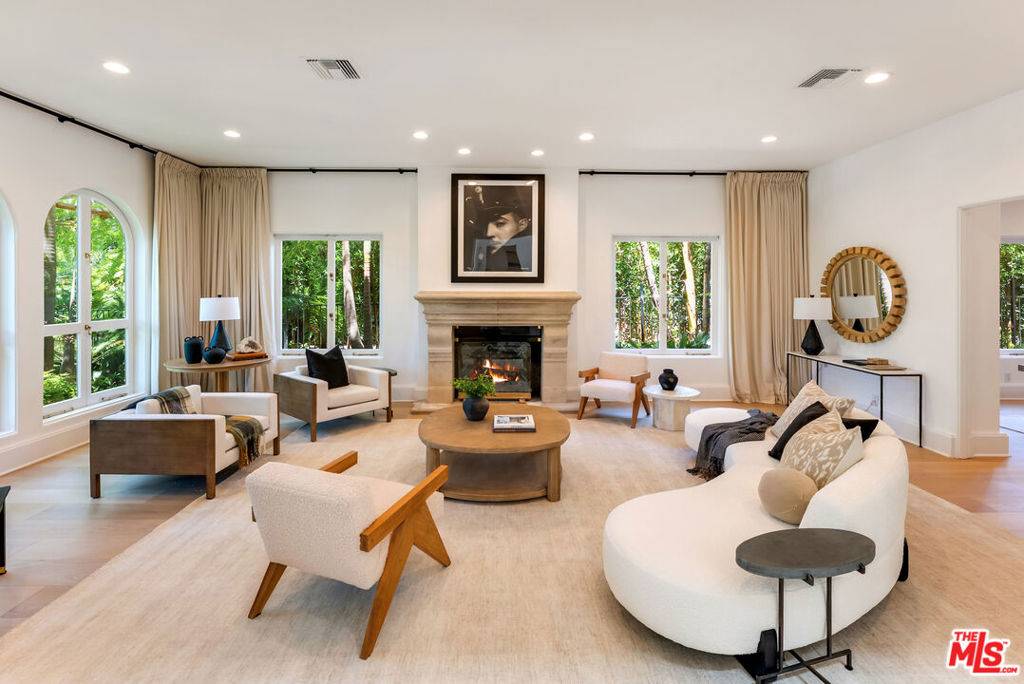 Beverly Hills, CA 90210,812 N BEDFORD DR
