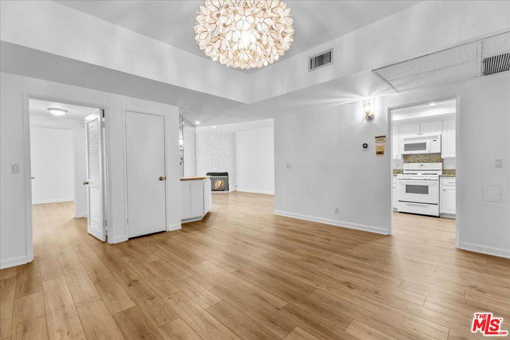 Playa Del Rey, CA 90293,8162 Manitoba ST #209