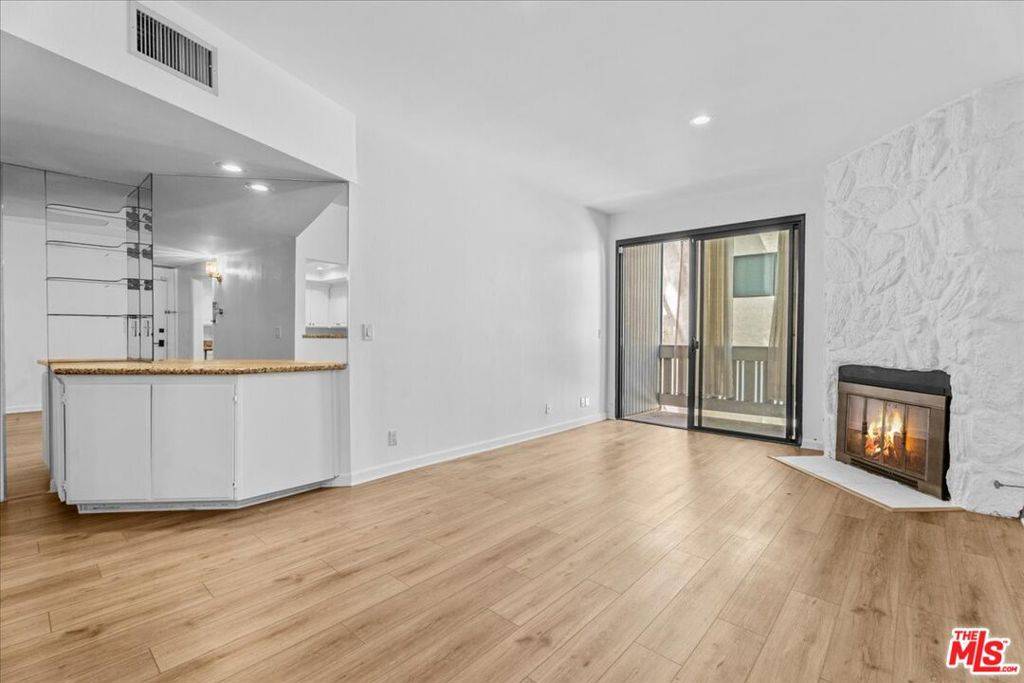 Playa Del Rey, CA 90293,8162 Manitoba ST #209