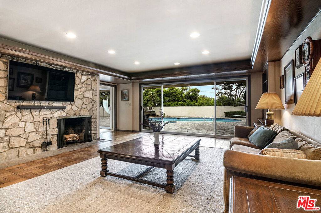 Los Angeles, CA 90034,2224 Guthrie DR