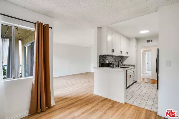 Tarzana, CA 91356,18307 Burbank BLVD #34