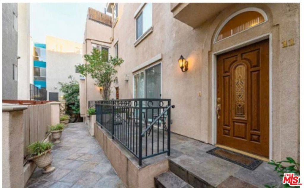 Valley Village, CA 91607,4732 Radford AVE #11