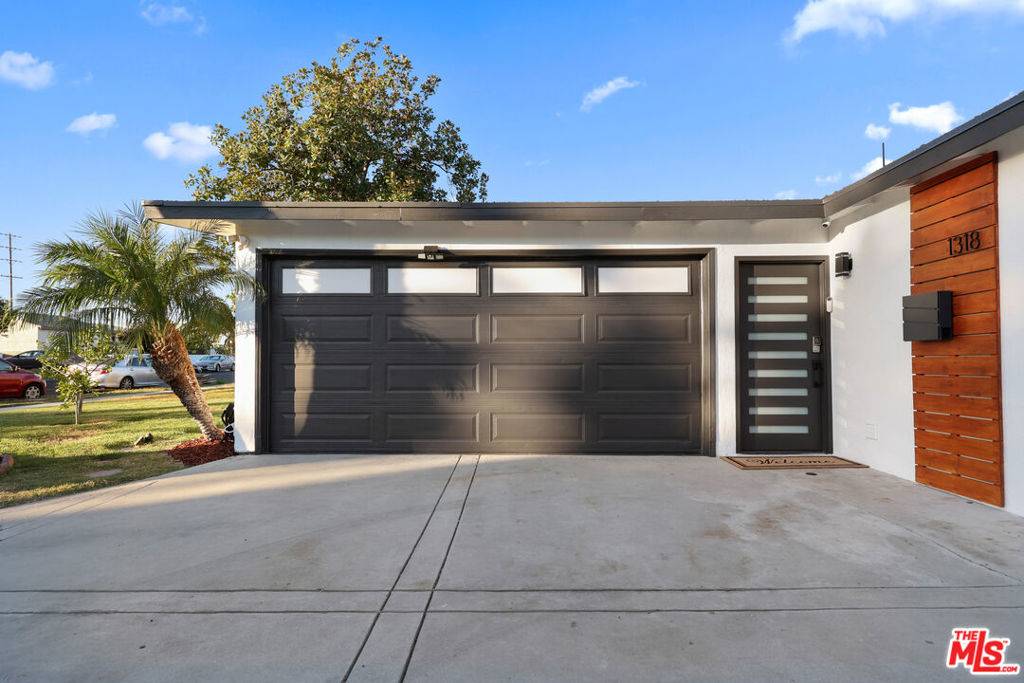 Burbank, CA 91506,1318 N Beachwood DR