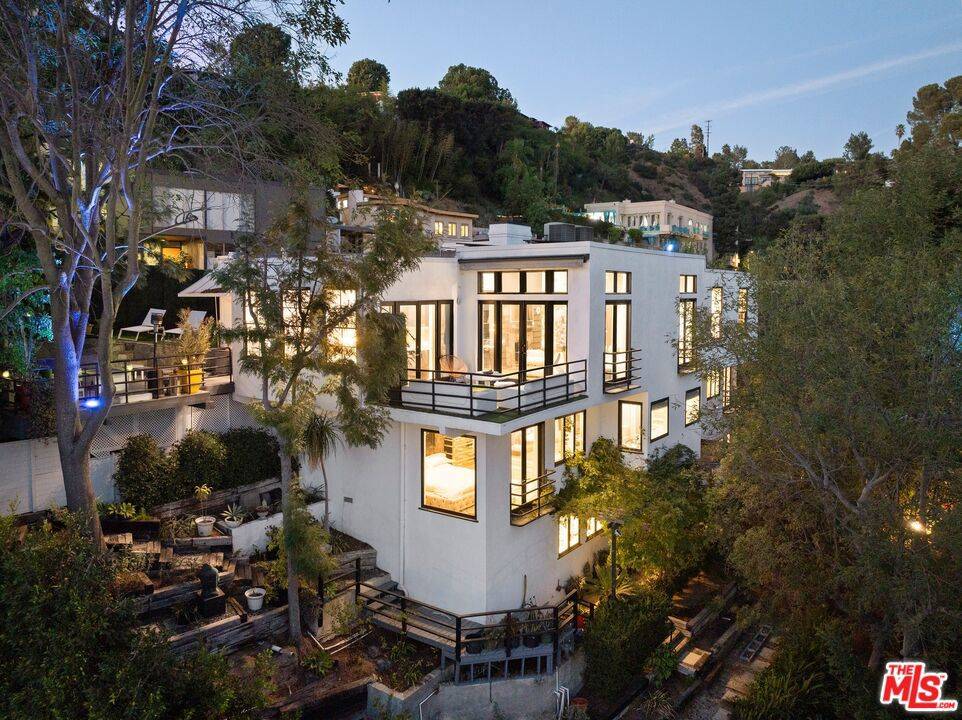 9314 Lloydcrest DR, Beverly Hills, CA 90210