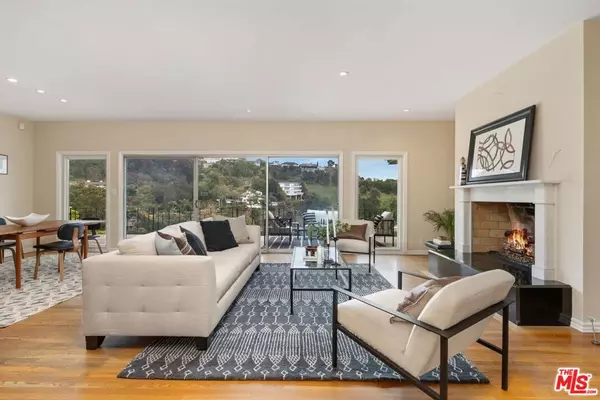 Los Angeles, CA 90068,2422 Carman Crest DR