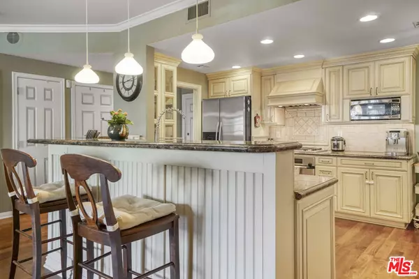 Toluca Lake, CA 91602,4401 Moorpark WAY #106