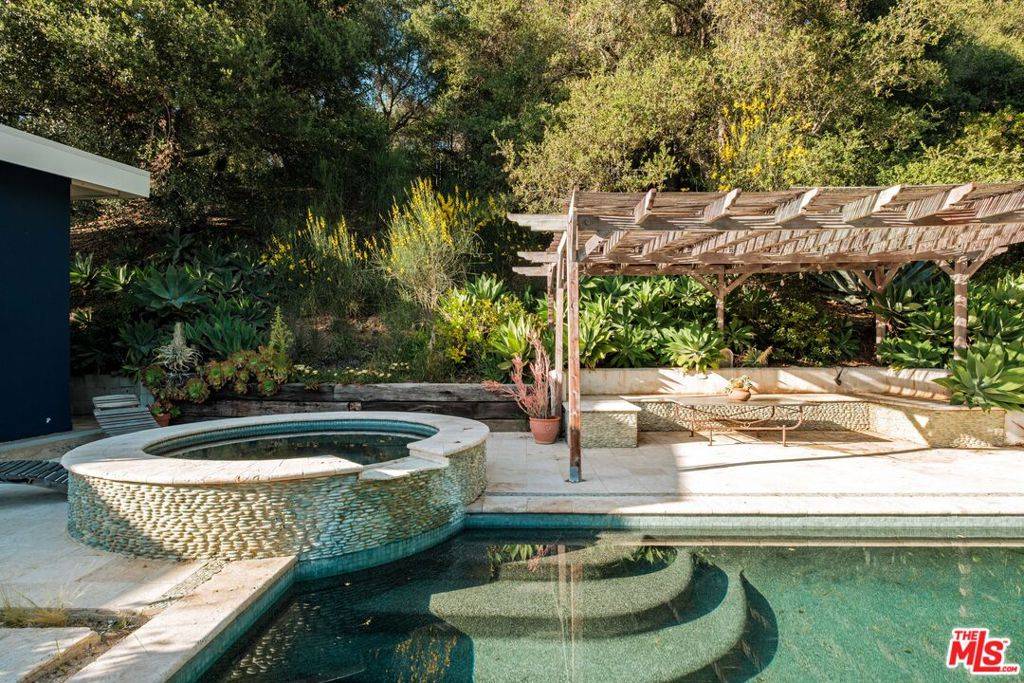Topanga, CA 90290,21316 Encina RD