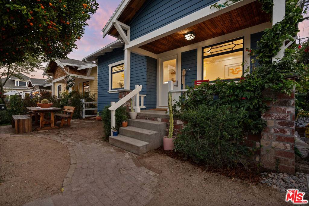 Los Angeles, CA 90026,1206 Douglas ST