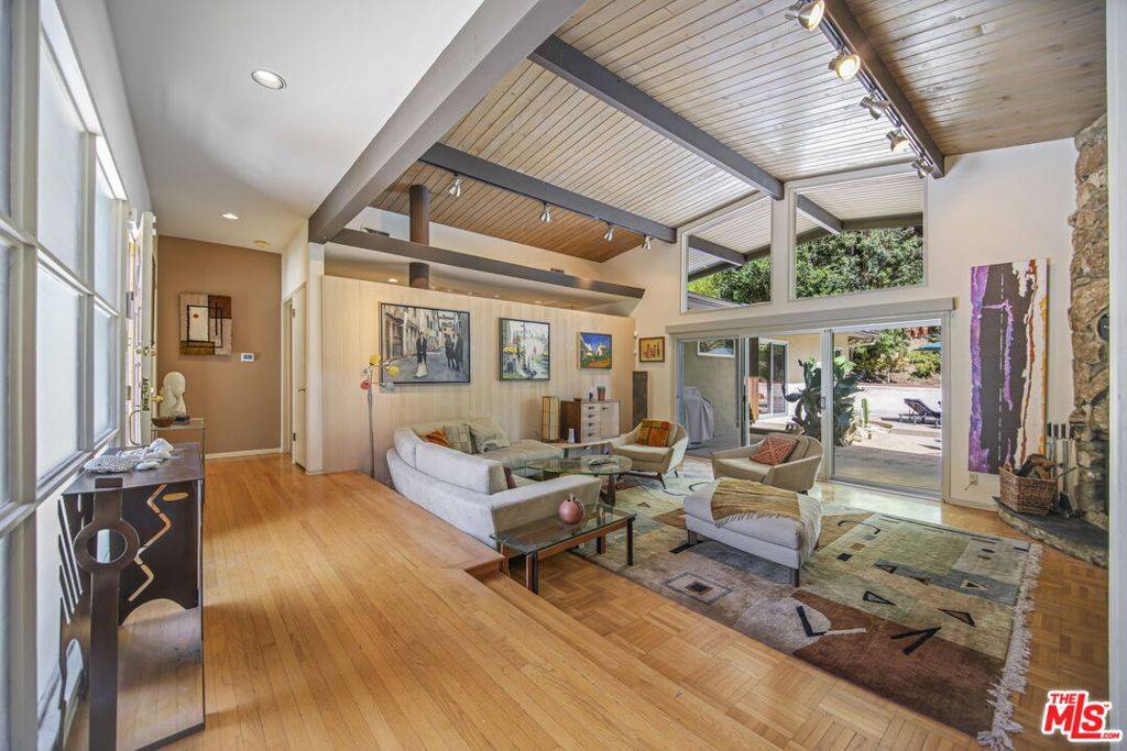 Los Angeles, CA 90049,13044 Sky Valley RD
