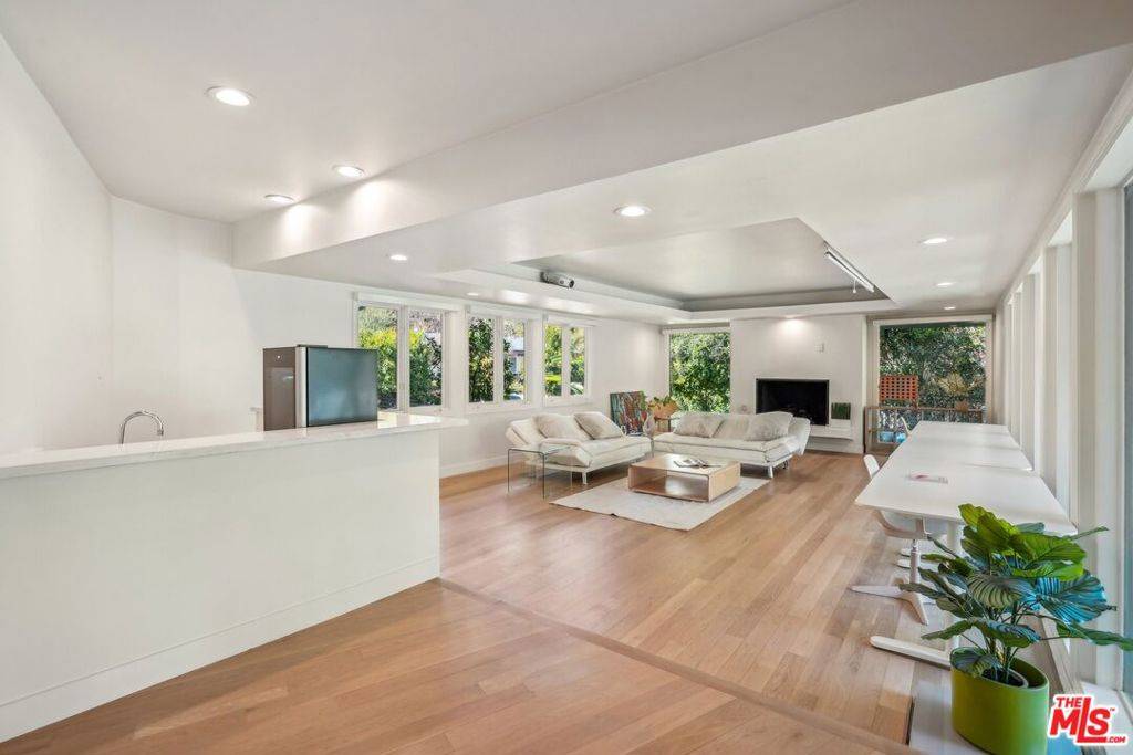 Woodland Hills, CA 91364,4900 Queen Victoria RD