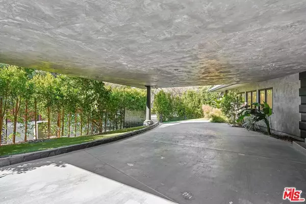 Woodland Hills, CA 91364,4900 Queen Victoria RD