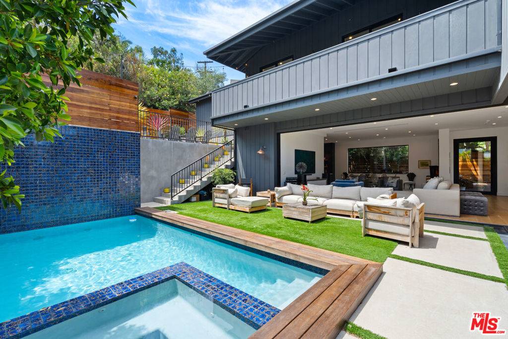 Los Angeles, CA 90068,1919 Pinehurst RD