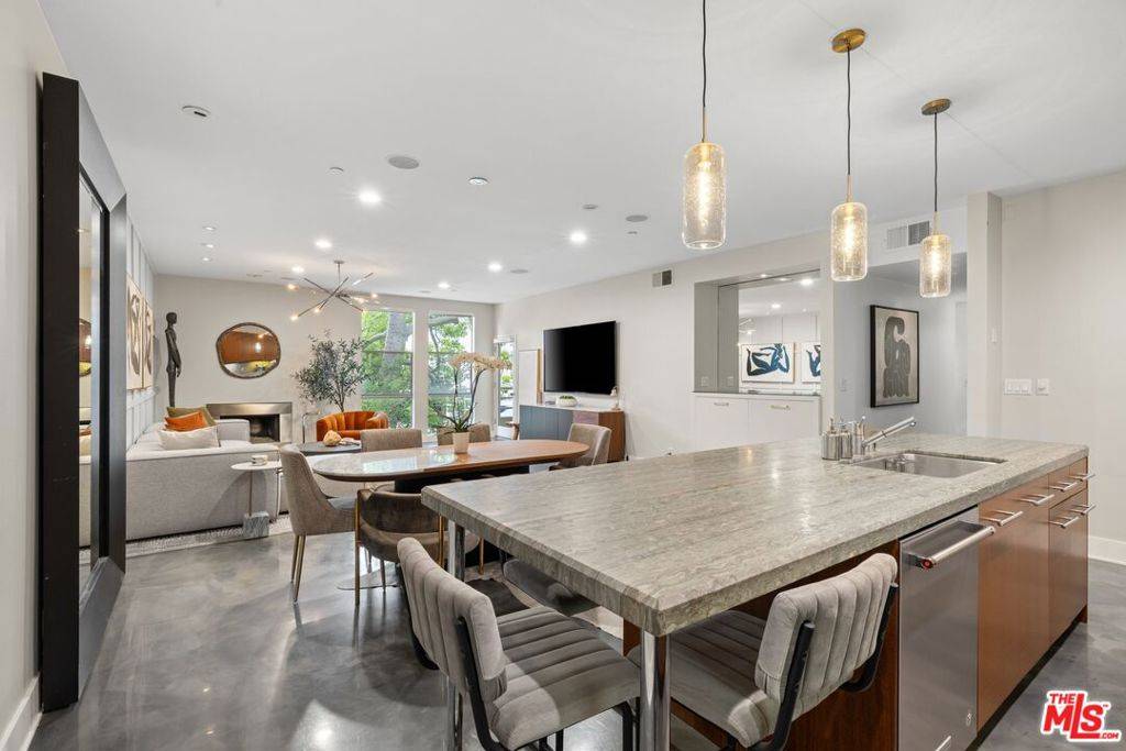 West Hollywood, CA 90069,964 Hancock AVE #103