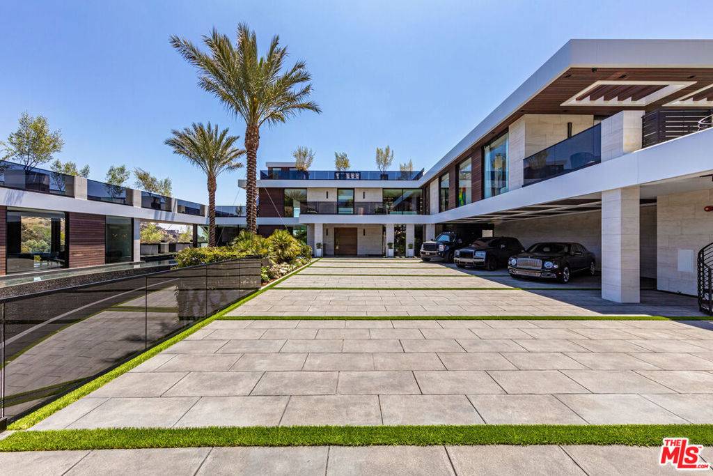 1047 N Bundy DR, Los Angeles, CA 90049