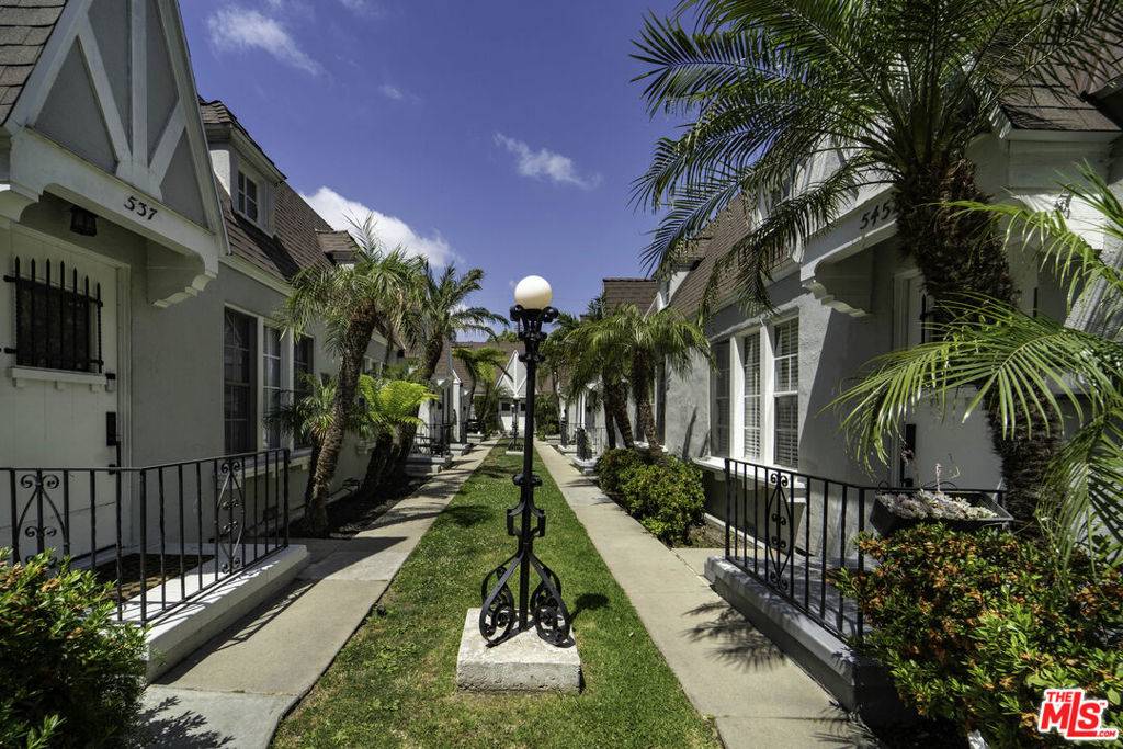 Los Angeles, CA 90036,537 N Orange DR