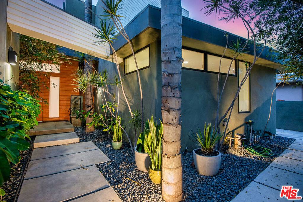 Los Angeles, CA 90045,5718 W 75th ST