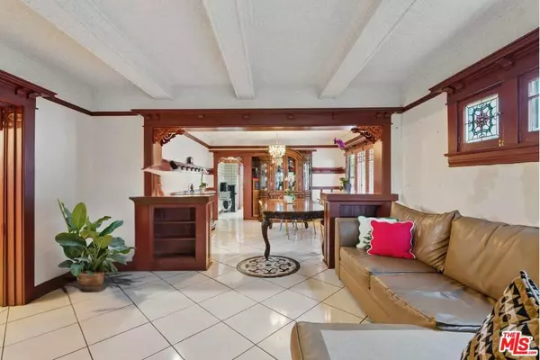Los Angeles, CA 90004,128 N St Andrews PL