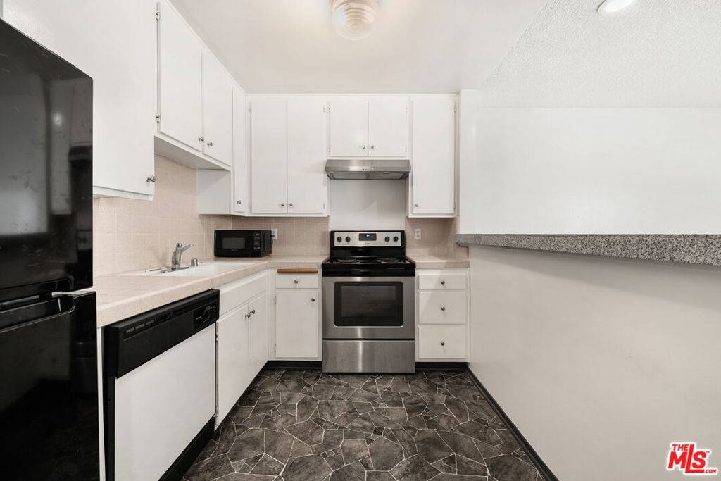 Playa Del Rey, CA 90293,8148 Redlands ST #104