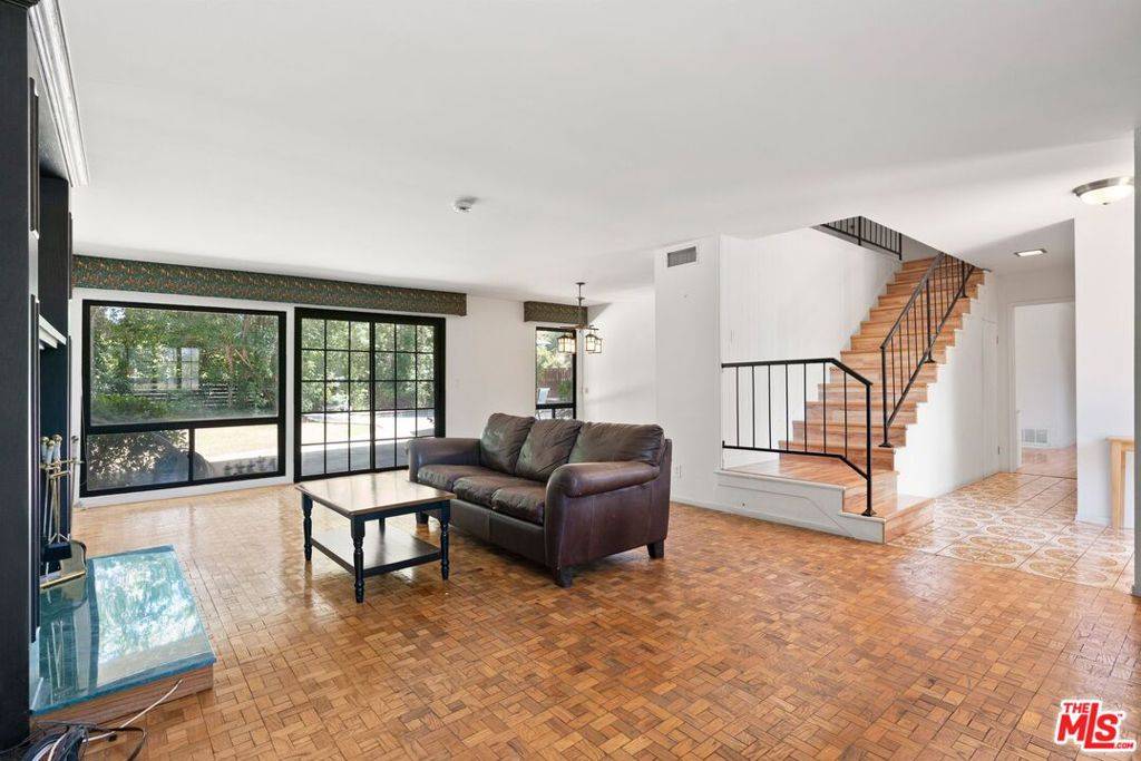 Woodland Hills, CA 91367,5557 Franrivers AVE