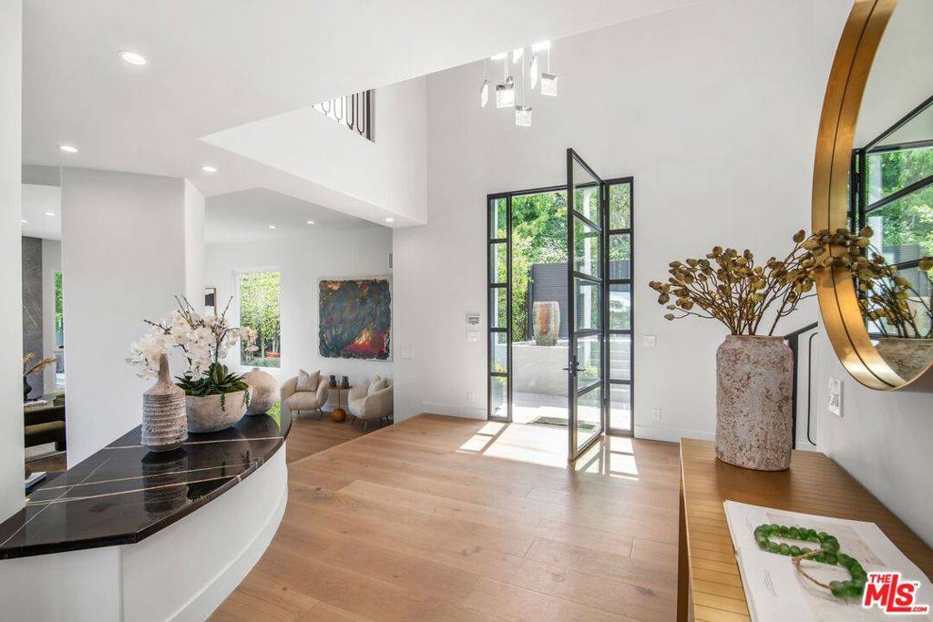 Los Angeles, CA 90049,930 N Tigertail RD