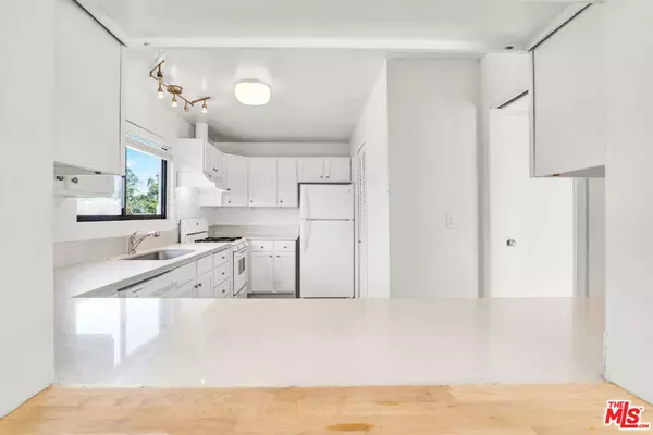 Topanga, CA 90290,20948 Waveview DR