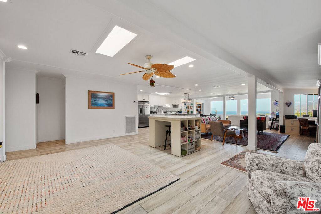Malibu, CA 90265,29500 Heathercliff RD #202