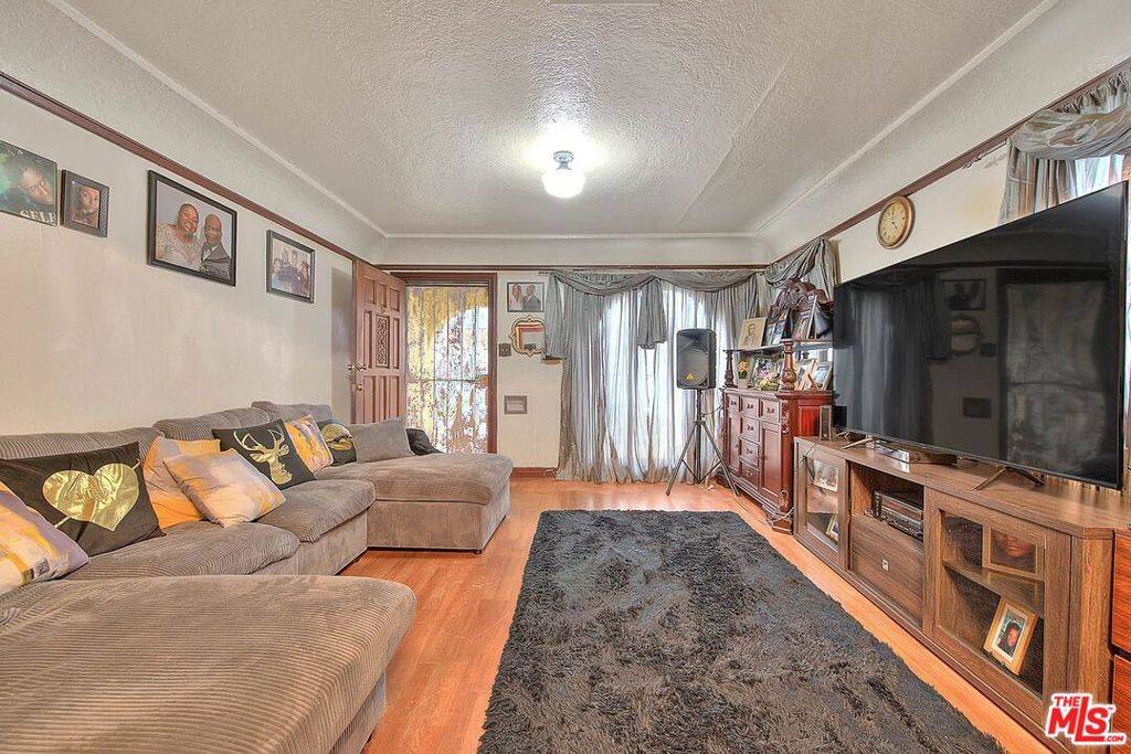 Los Angeles, CA 90003,328 W 88th PL