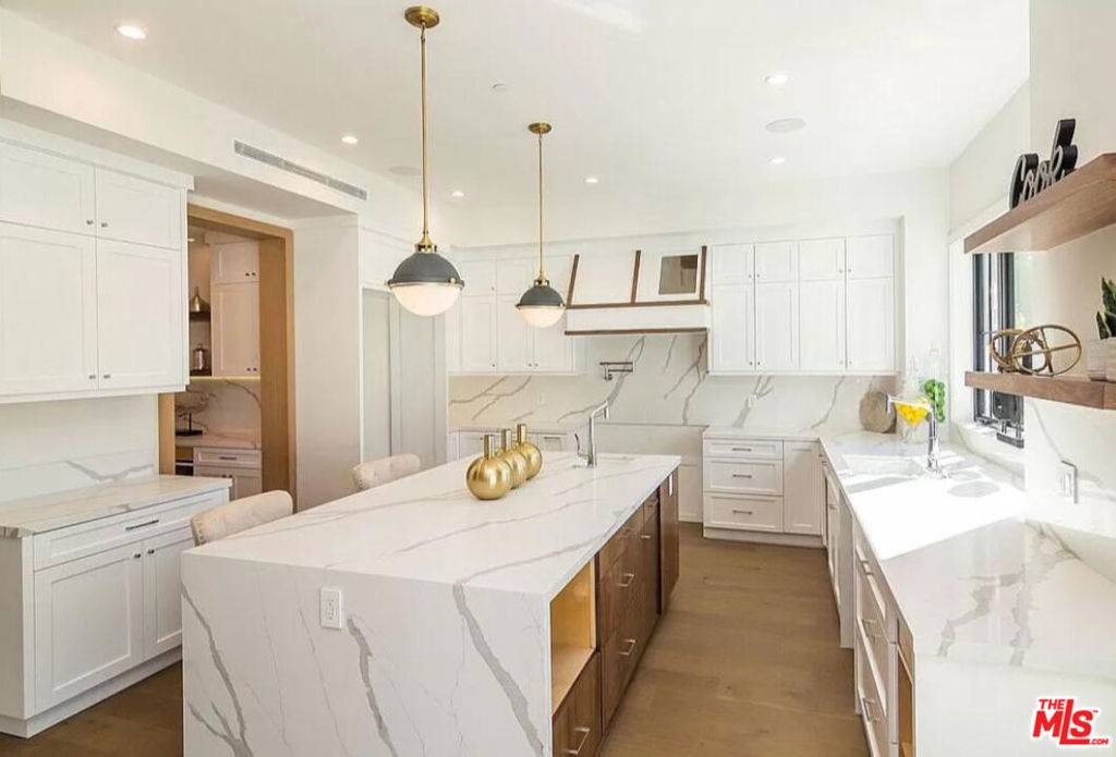 Valley Village, CA 91607,4923 Rhodes AVE