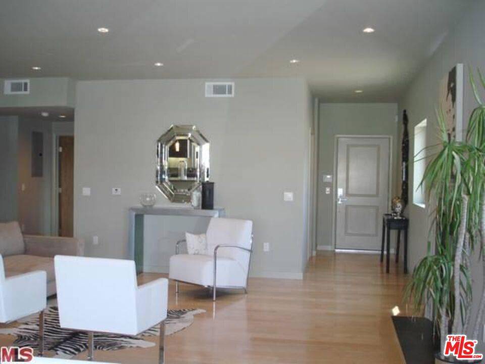 Los Angeles, CA 90025,1529 S Westgate AVE #301