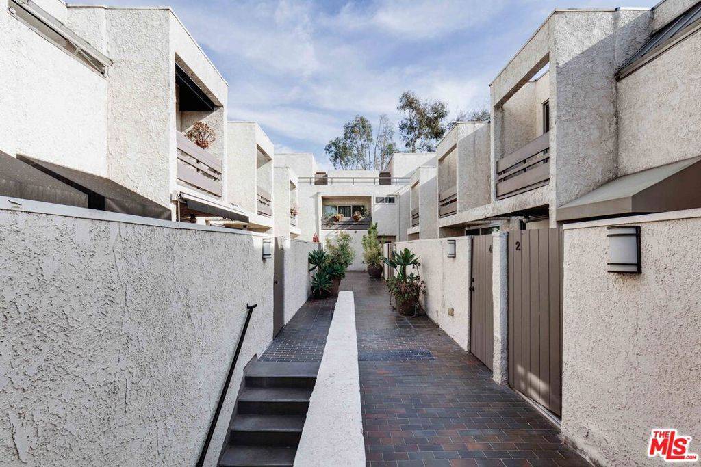 West Hollywood, CA 90069,960 N San Vicente BLVD #8