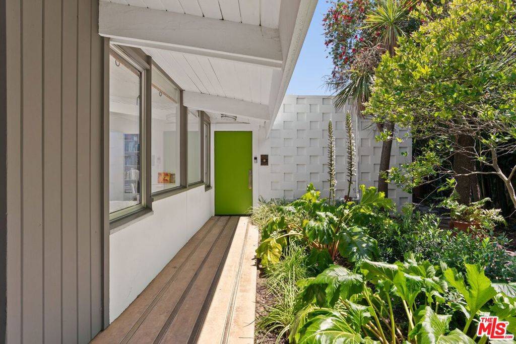 Los Angeles, CA 90049,810 Bramble WAY