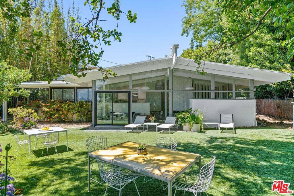 Los Angeles, CA 90049,810 Bramble WAY