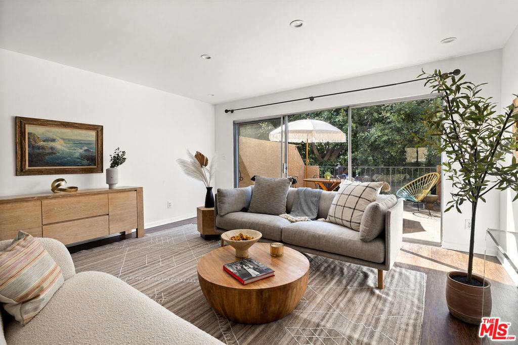 1890 S Cochran AVE #10, Los Angeles, CA 90019