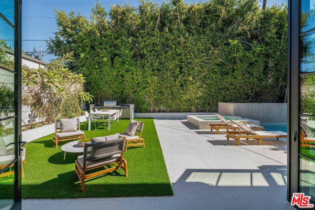 Los Angeles, CA 90048,636 N Kilkea DR