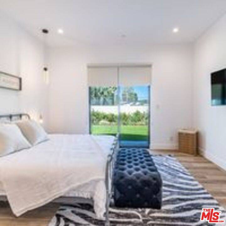 Woodland Hills, CA 91367,22747 Erwin