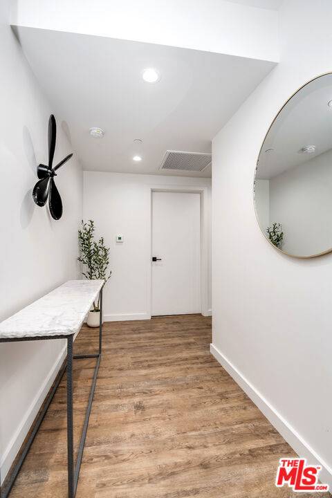 Los Angeles, CA 90048,124 S Croft AVE #103