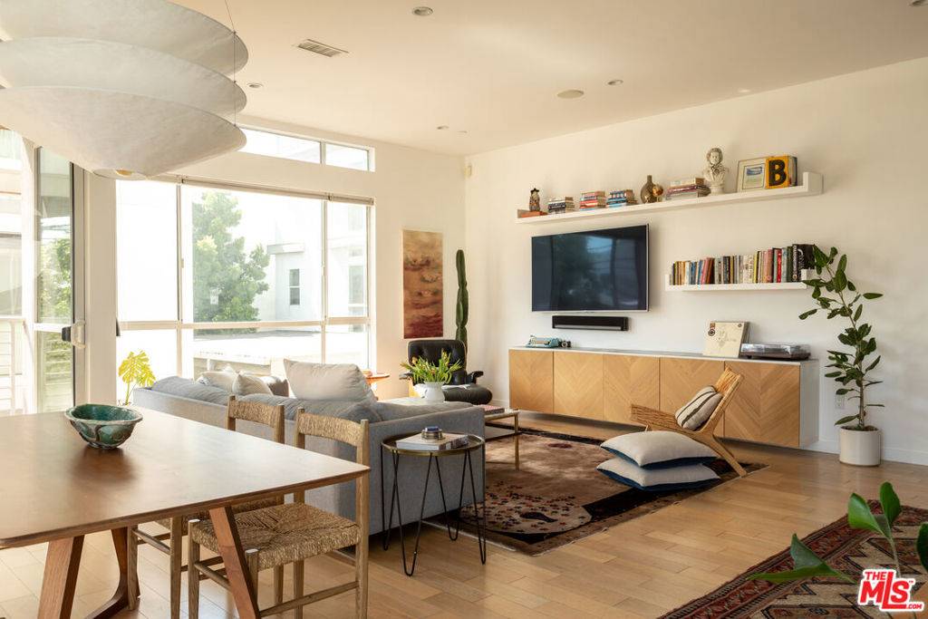 1201 N Las Palmas AVE, Los Angeles, CA 90038