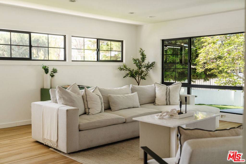 Sherman Oaks, CA 91423,4800 Mary Ellen AVE
