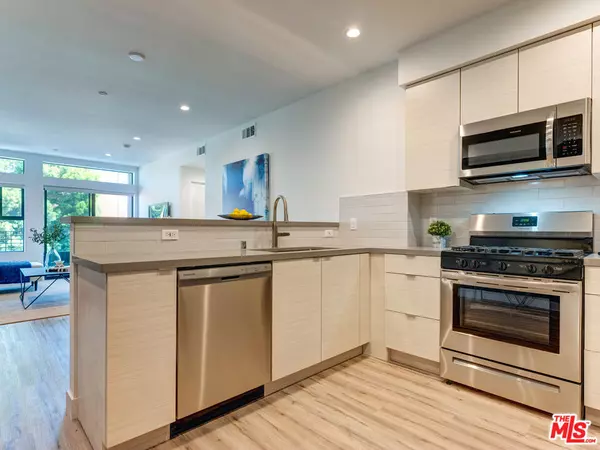 Los Angeles, CA 90004,338 N Mariposa AVE #403