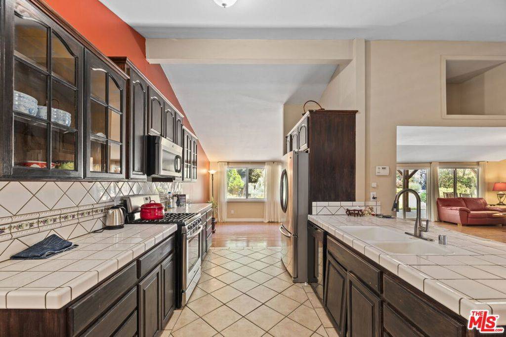 Woodland Hills, CA 91367,20315 Clark ST